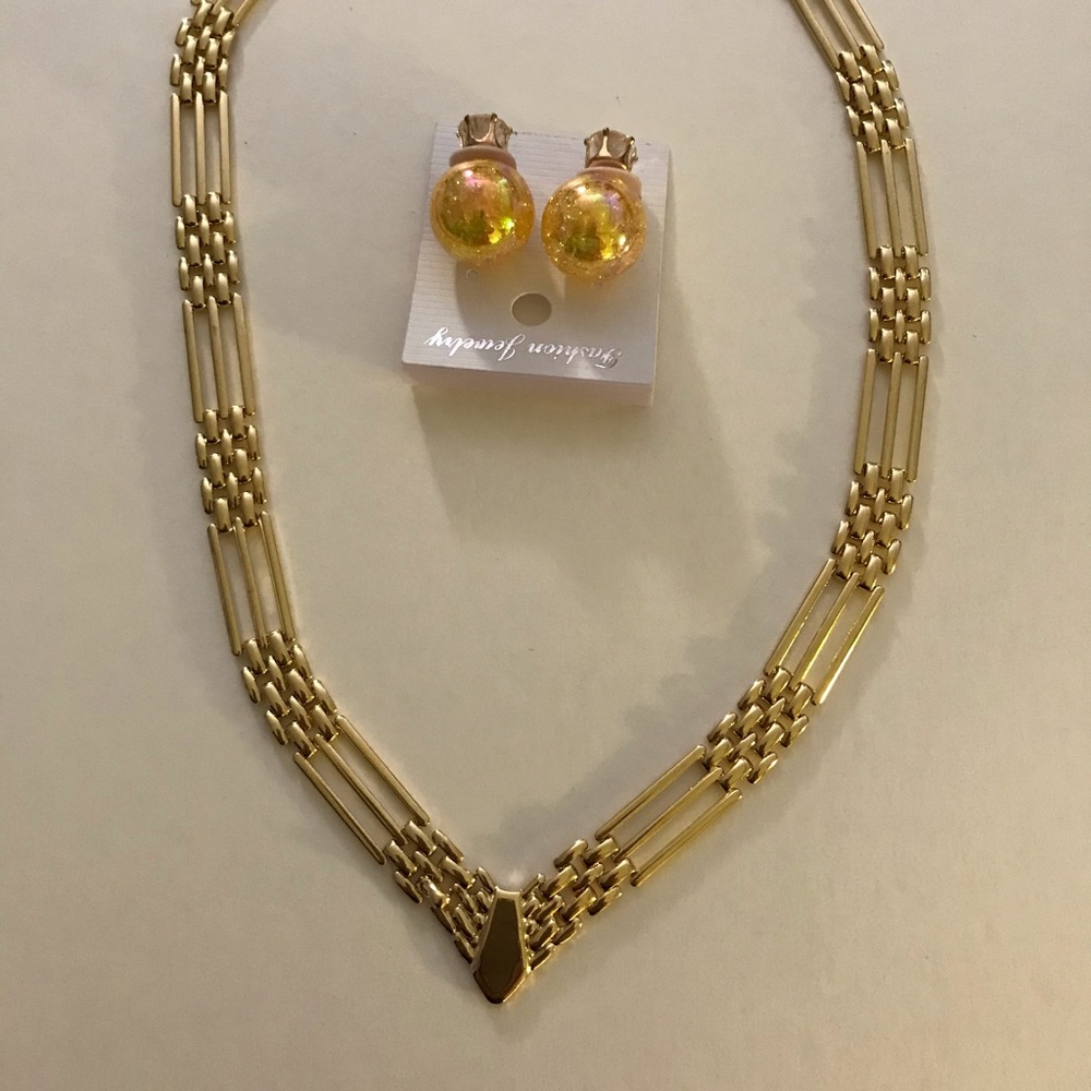 Necklace and earring set